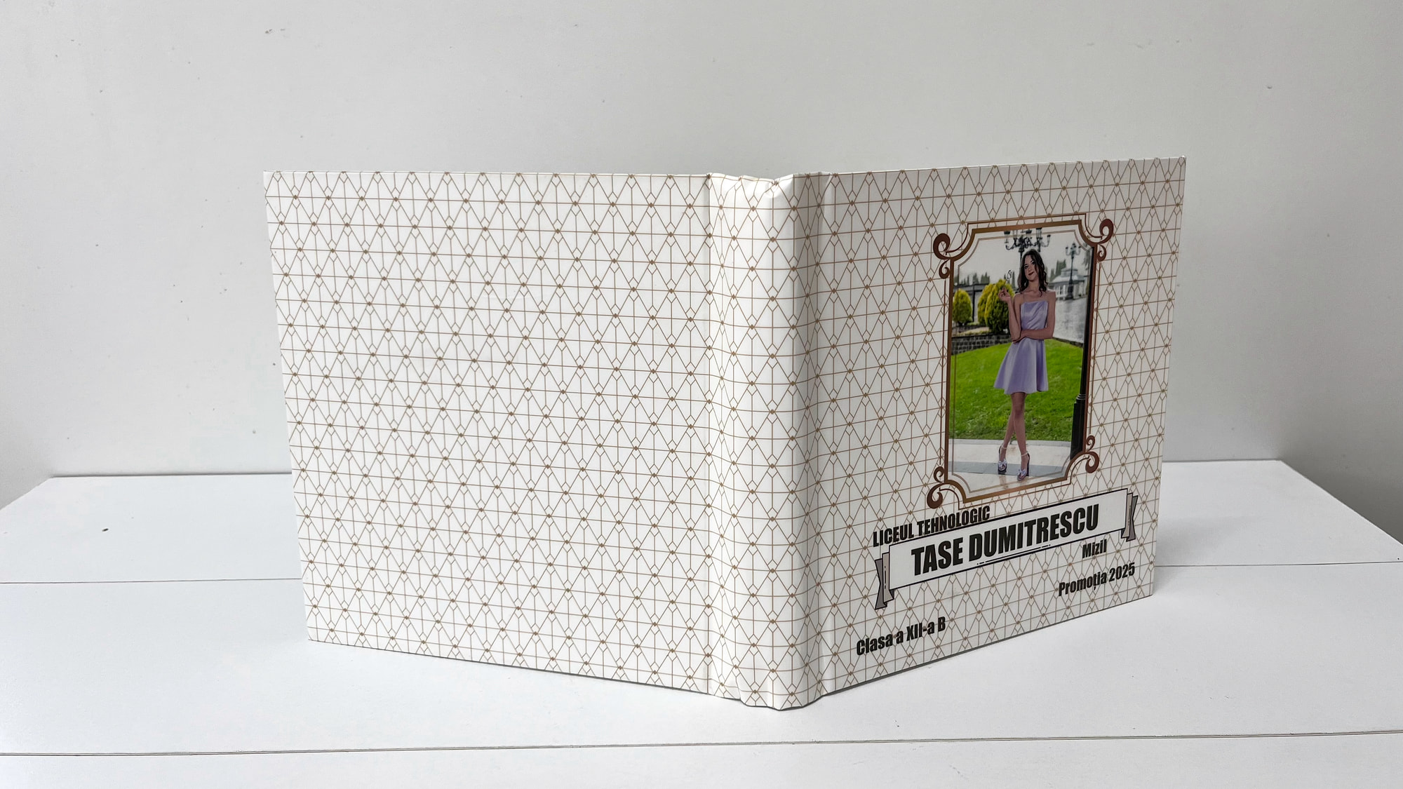 Album de absolvire Momente — copertă personalizată, model de 260 lei